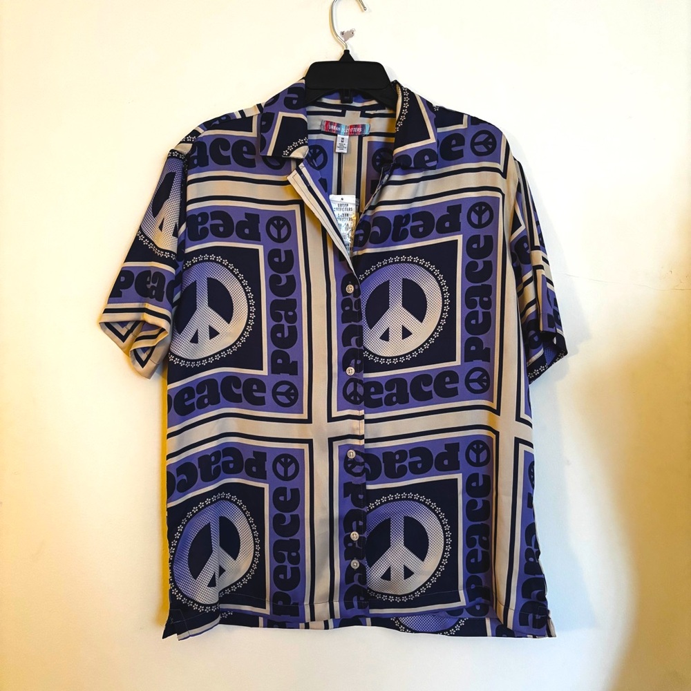 NWT URBAN OUTFITTERS LIAM BLUE PEACE SHORT SLEEVE BUTTON-DOWN SHIRT SIZE M.
Less - Picture 3 of 10